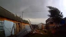D'effrayantes images capturées au coeur de la tornade qui a frappé la Russie