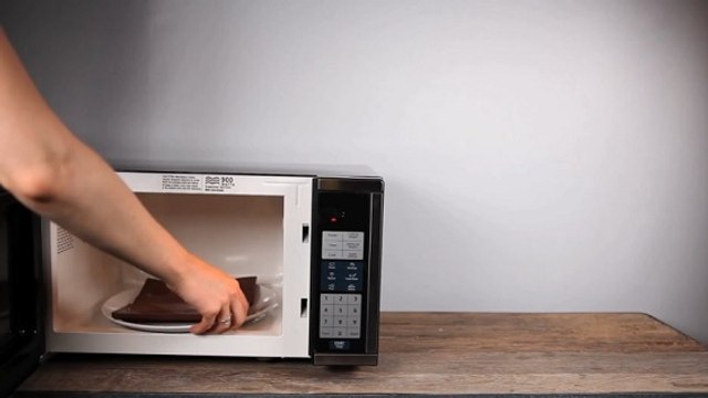 Comment calculer la vitesse de la lumière avec un micro-ondes et du chocolat ?