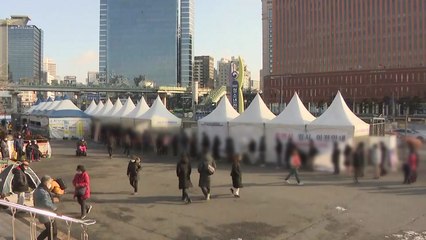 연휴 마지막 날 이어지는 귀경행렬...서울역 선별진료소 앞 '긴 줄' / YTN