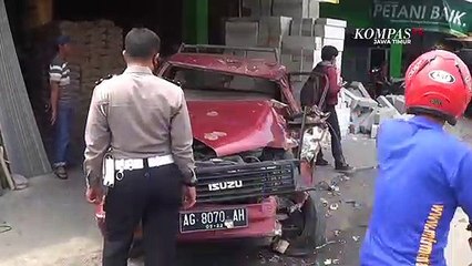 Truk Oleng Tabrak Mobil Motor dan Toko Bangunan di Kediri
