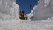 Yüksekova'da 9 metrelik kar tünelleri şaşırtıyor