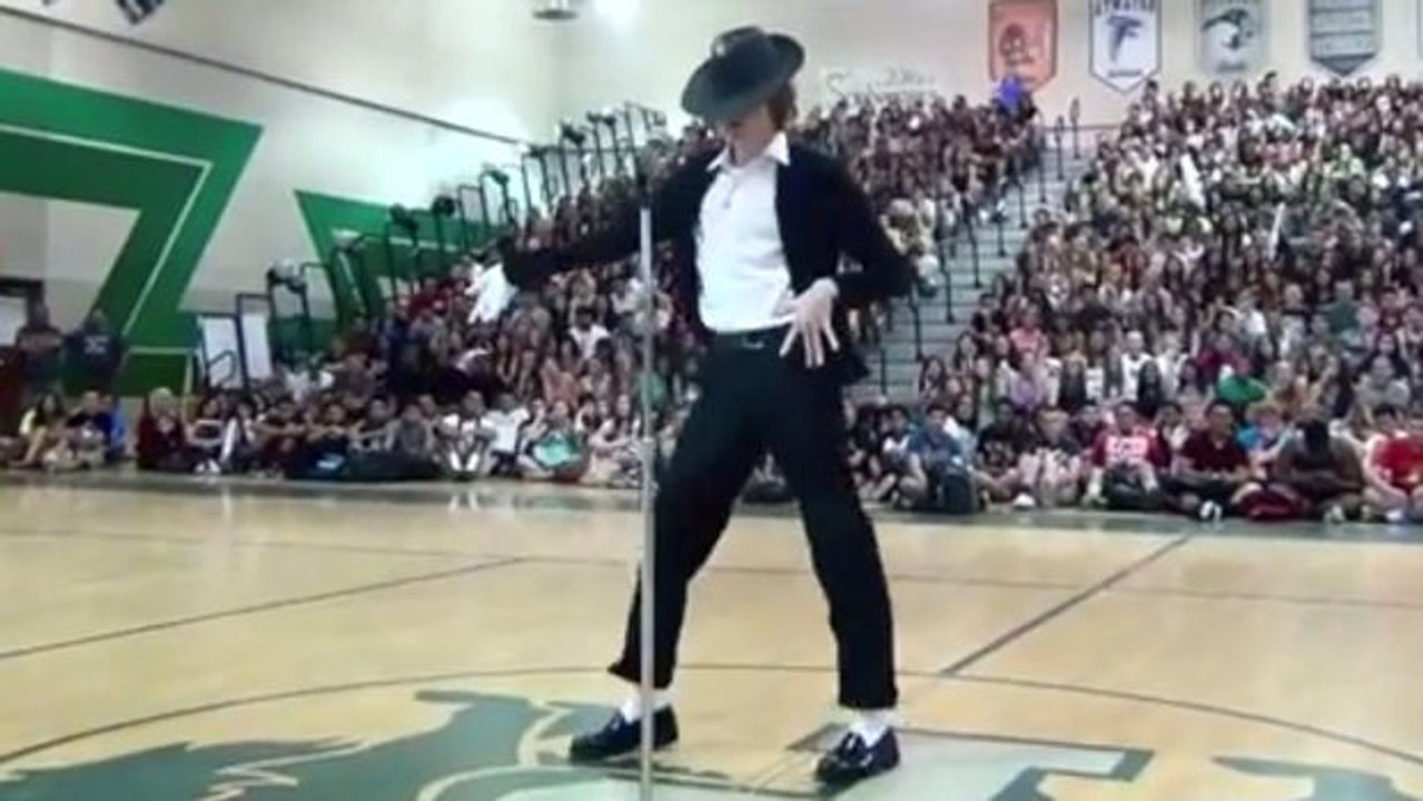 Dieser Gymnasiast macht den Moonwalk von Michael Jackson nach und begeistert das Netz