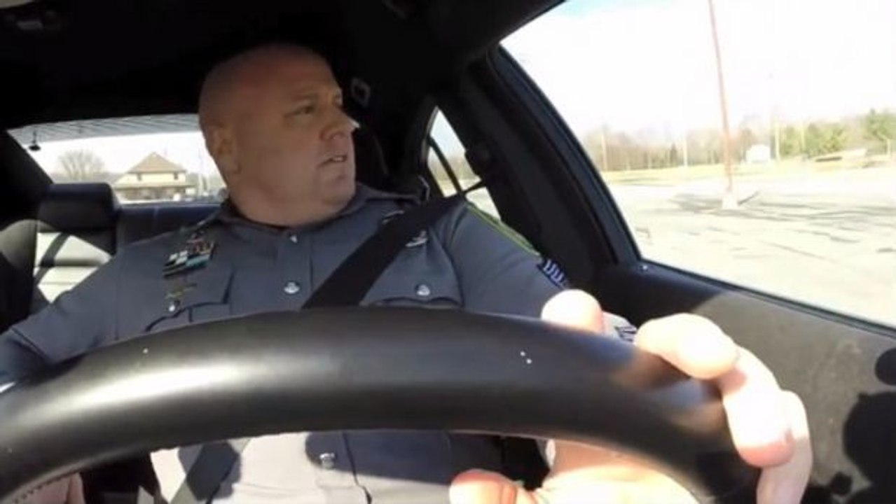 Dieser Polizist wird zum 20-jährigen Popsternchen