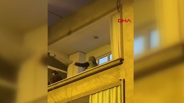 Asker eğlencesi sırasında balkonda çılgınca dans eden kadın kamerada