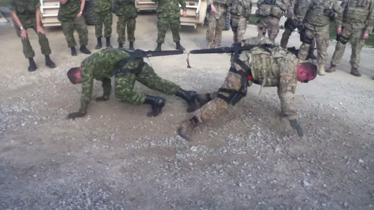 Ein amerikanischer und ein kanadischer Soldat liefern sich einen sportlichen Kampf
