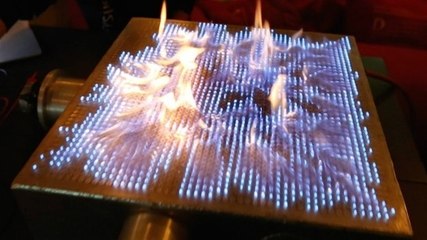 Observez ces flammes bouger au rythme de la musique