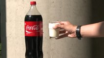 Testez cette réaction chimique étonnante entre du lait et du coca-cola