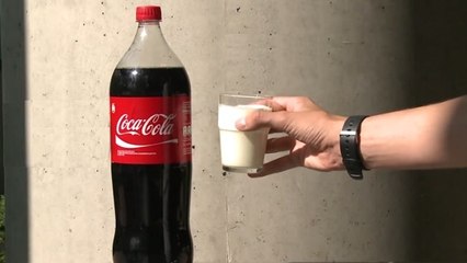 Testez cette réaction chimique étonnante entre du lait et du coca-cola