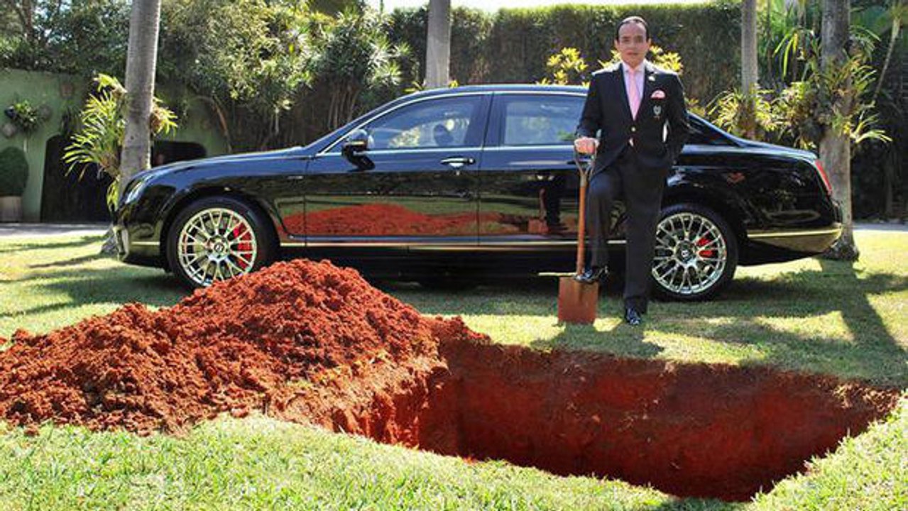 Er beerdigt seinen Bentley für 400.000 Euro. Der Grund dafür ist total verrückt!