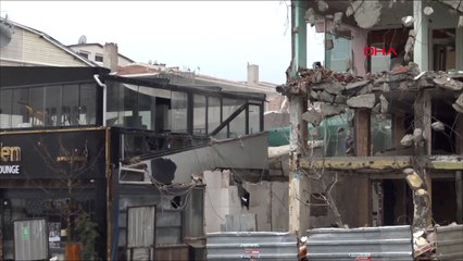 Avcılar’da 5 katlı bina yıktırılırken yandaki kafe zarar gördü
