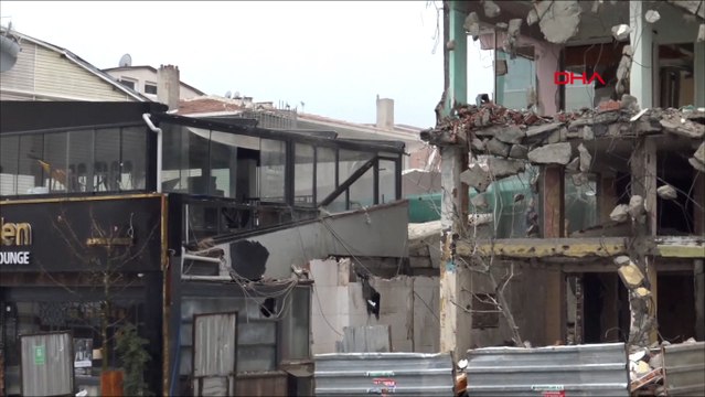 Avcılar’da 5 katlı bina yıktırılırken yandaki kafe zarar gördü