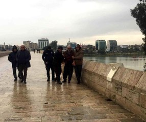 Çocuklarının sokağa terk ettiği yaşlı adama esnaf sahip çıktı