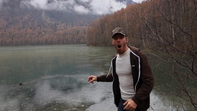 L'incroyable son des ricochets sur un lac gelé