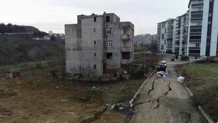 Toprak kayması nedeniyle bir bina boşaltıldı