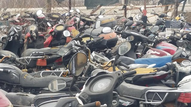 Kaderine terk edilmiş milyonluk servet otoparkta çürüyor