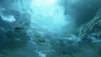 Nager sous un iceberg : un voyage sous une incroyable forteresse de glace