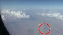 Un mystérieux OVNI observé depuis le hublot d’un avion