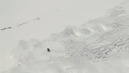 Der Freerider Aimar Navarro überlebt eine gefährliche Lawine in den Pyrenäen
