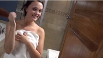 Er fotografiert die Freundin seines Freundes heimlich unter der Dusche