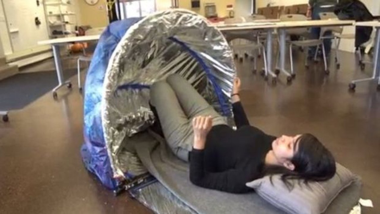 Studenten erfinden einen intelligenten schlafsack für obdachlose