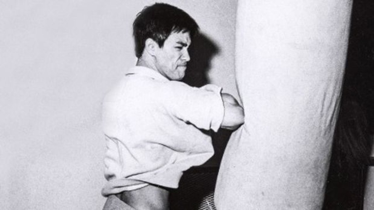 Bruce Lee trainiert am Boxsack: Ein seltener Moment