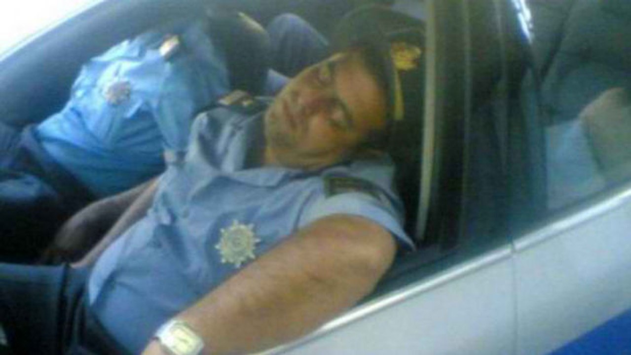 Was kann passieren, wenn zwei Polizisten auf Streife einschlafen?