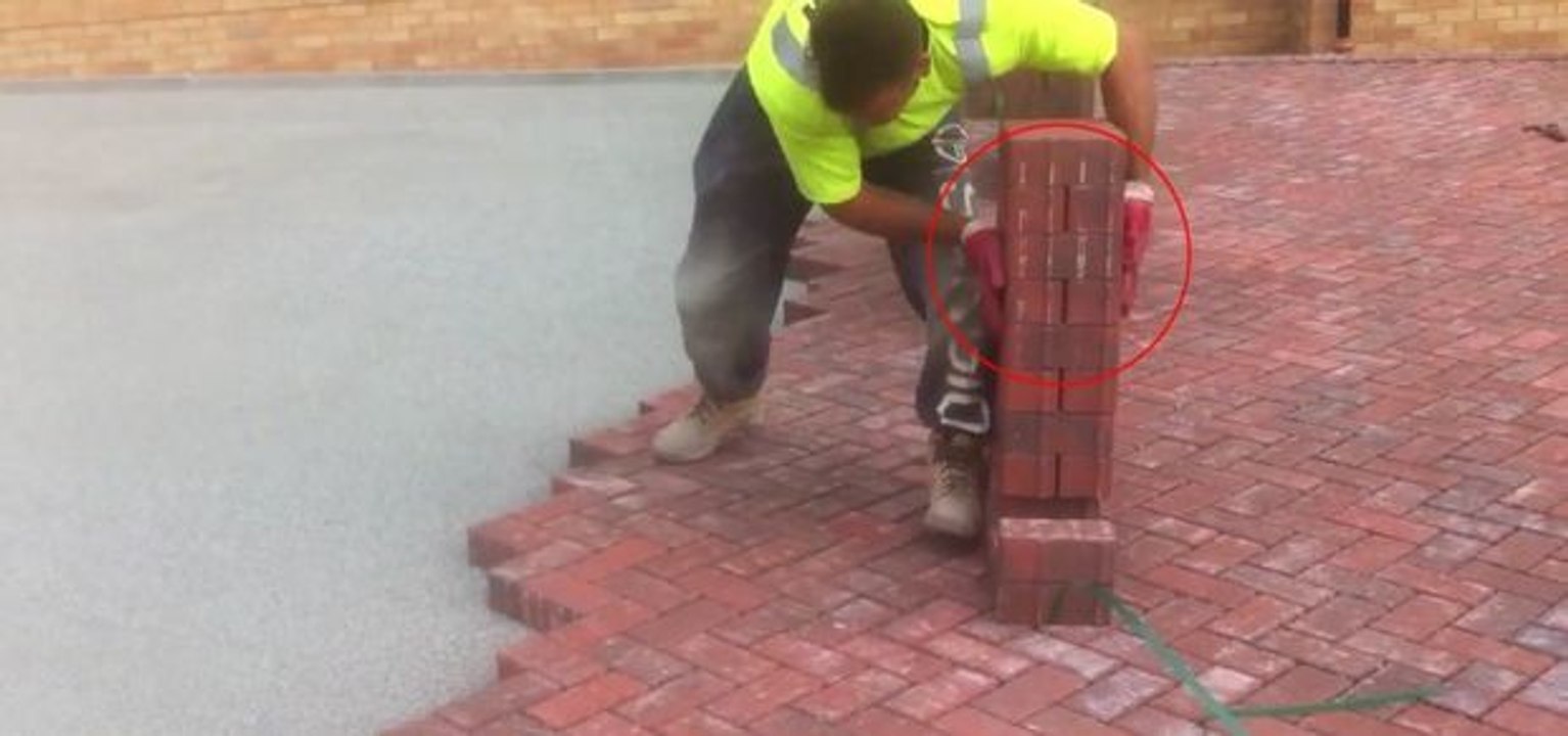 Dieser Arbeiter zeigt euch, wie man Ziegelsteine richtig verlegt