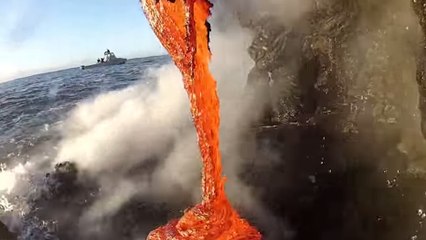 Le déversement d’une coulée de lave dans l’océan capturé en plan très rapproché