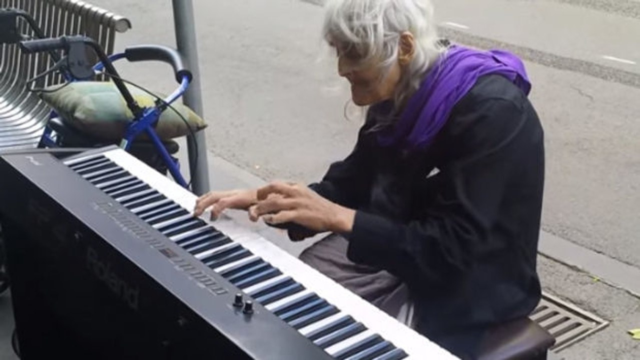 Alte Frau überrascht Fußgänger mit fantastischem Klavierspiel