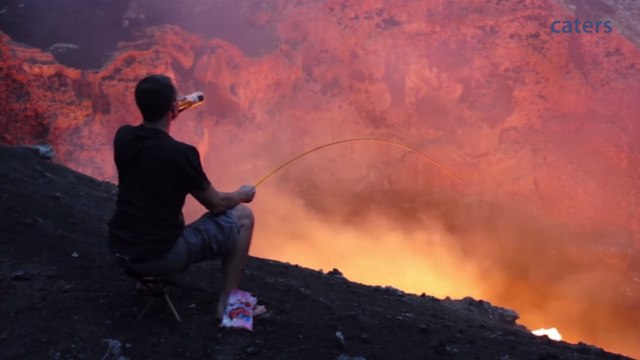 Il fait griller ses chamallows à l'aide d'un volcan