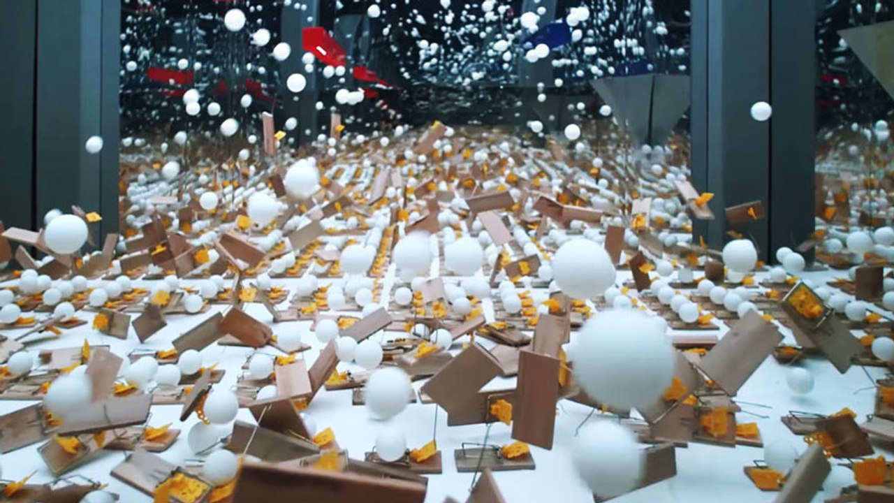 Une réaction en chaîne épique avec milliers de balles de ping-pong lâchées sur des pièges à souris