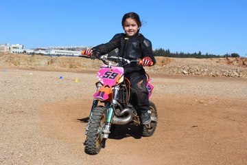 PEMBE MOTOSİKLETLİ ALMİLA'NIN MOTTOSU KIZLAR DA YAPAR