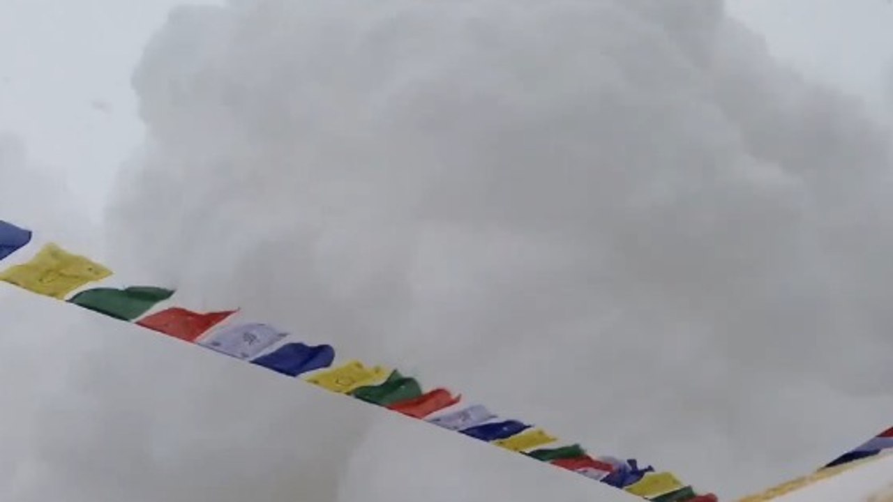Séisme au Népal : les terrifiantes images des alpinistes pris dans une avalanche sur l'Everest