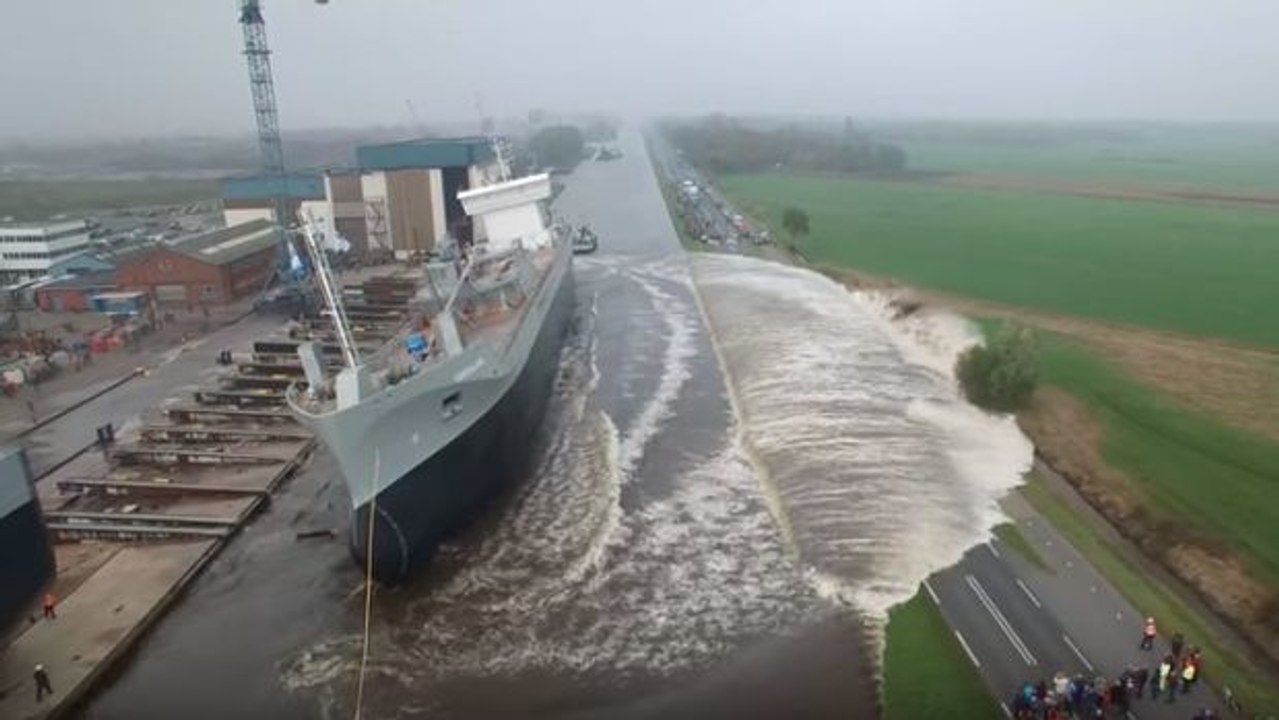 Das Schiff wird zu Wasser gelassen: Doch mit der Welle haben die Schaulustigen nicht gerechnet
