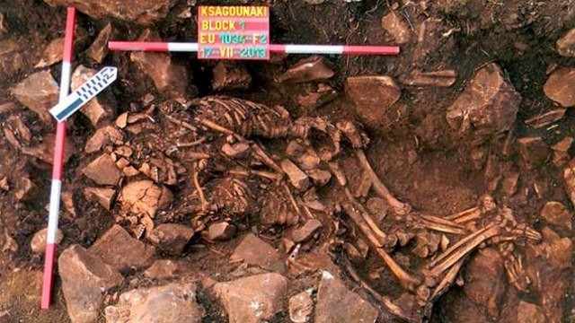 Deux squelettes vieux de 6.000 ans retrouvés enlacés en Grèce