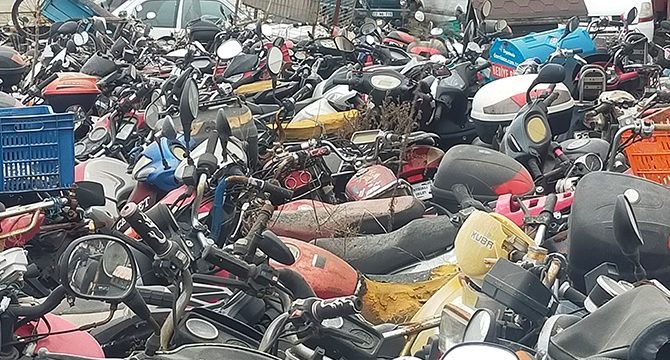Kaderine terk edilmiş milyonluk servet otoparkta çürüyor