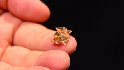 Observez cet étonnant robot origami s'auto-assembler, marcher et se mettre à nager