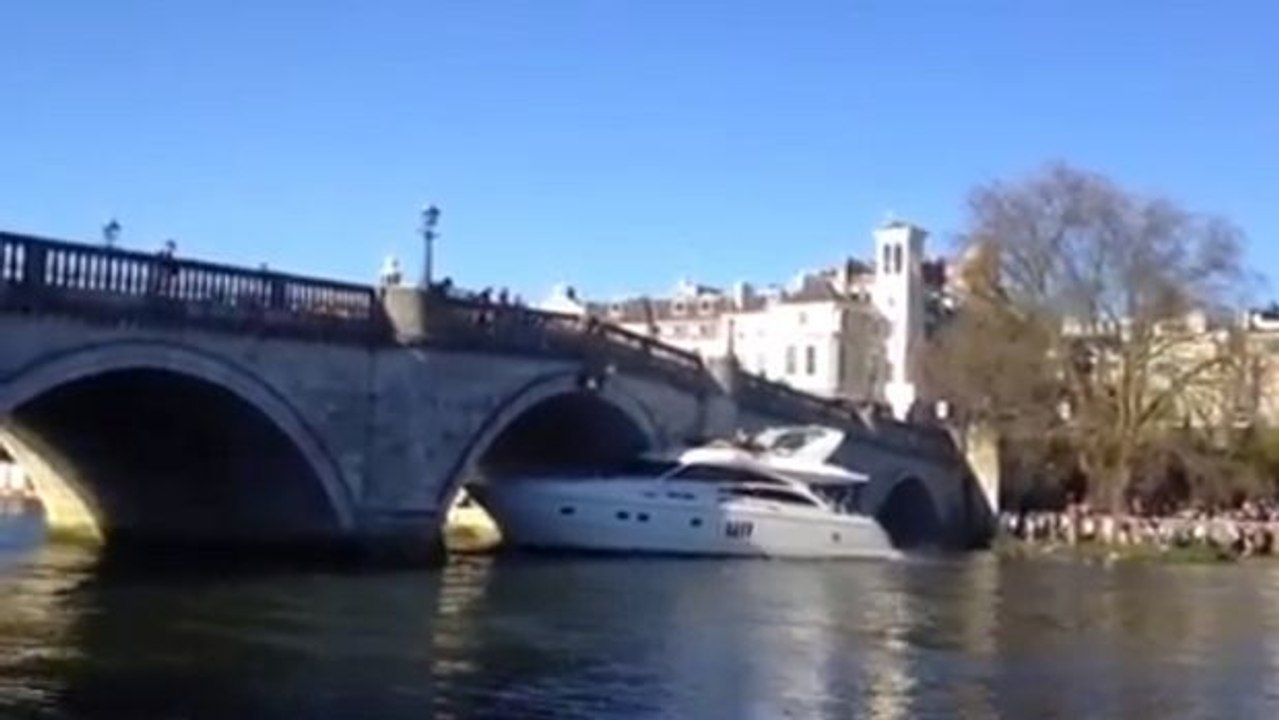 Diese Jacht nimmt eine Brücke auf der Themse mit und wird zum Gespött der Londoner Passanten