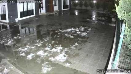 BÜYÜKÇEKMECE'DE DALİ MASKELİ HIRSIZLAR EV SAHİBİNE YAKALANINCA KAÇTI