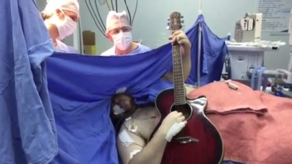 Un Brésilien joue de la guitare pendant... qu'un chirurgien lui opère le cerveau