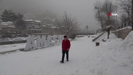 'Çılgın dönerci' mesaiye kar banyosu yaparak başlıyor