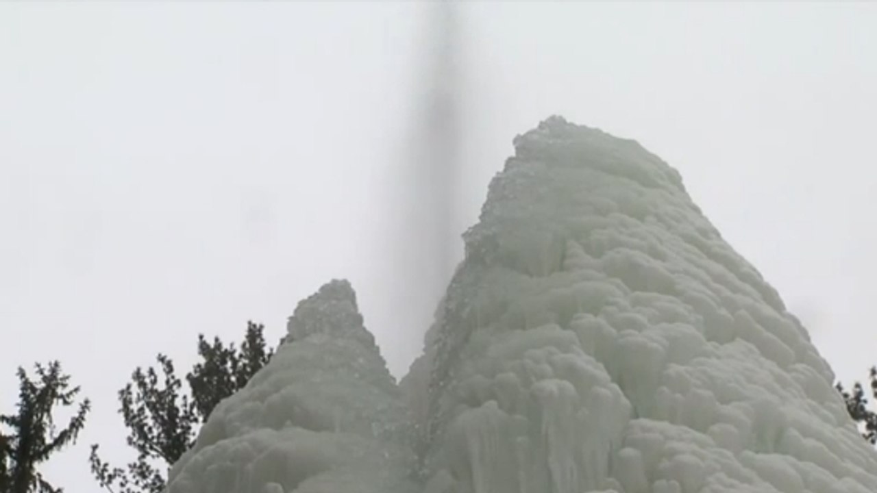 Quand une fontaine se transforme en ''volcan de glace'' sous l'effet du froid
