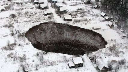 Une gigantesque doline menace d'engloutir un village russe