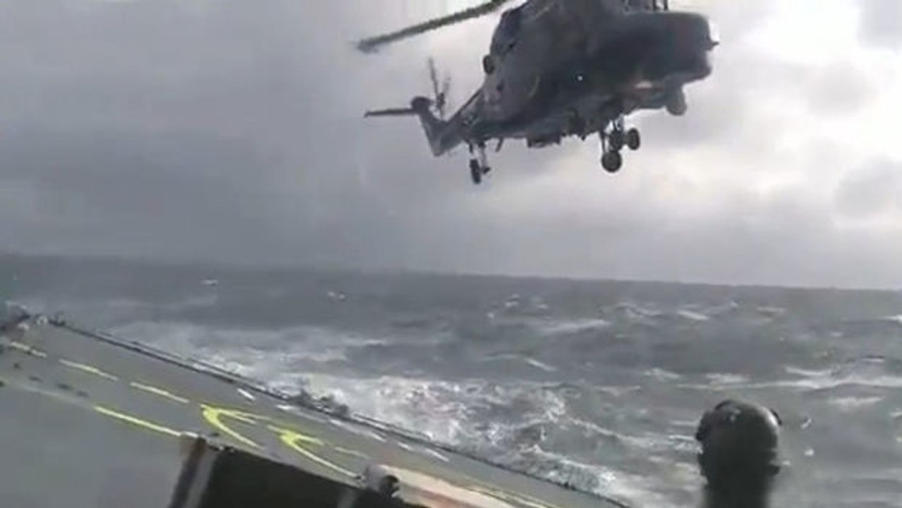 Er filmt die Landung dieses Lynx Helikopters auf einem Schiff während eines Gewitters