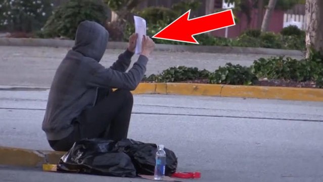 Obdachloser macht etwas Unglaubliches für den Vater, der sein Kind sucht