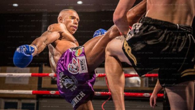 Jonathan Tuhu schlägt seinen Gegner nach einem fulminanten Kick K.o.