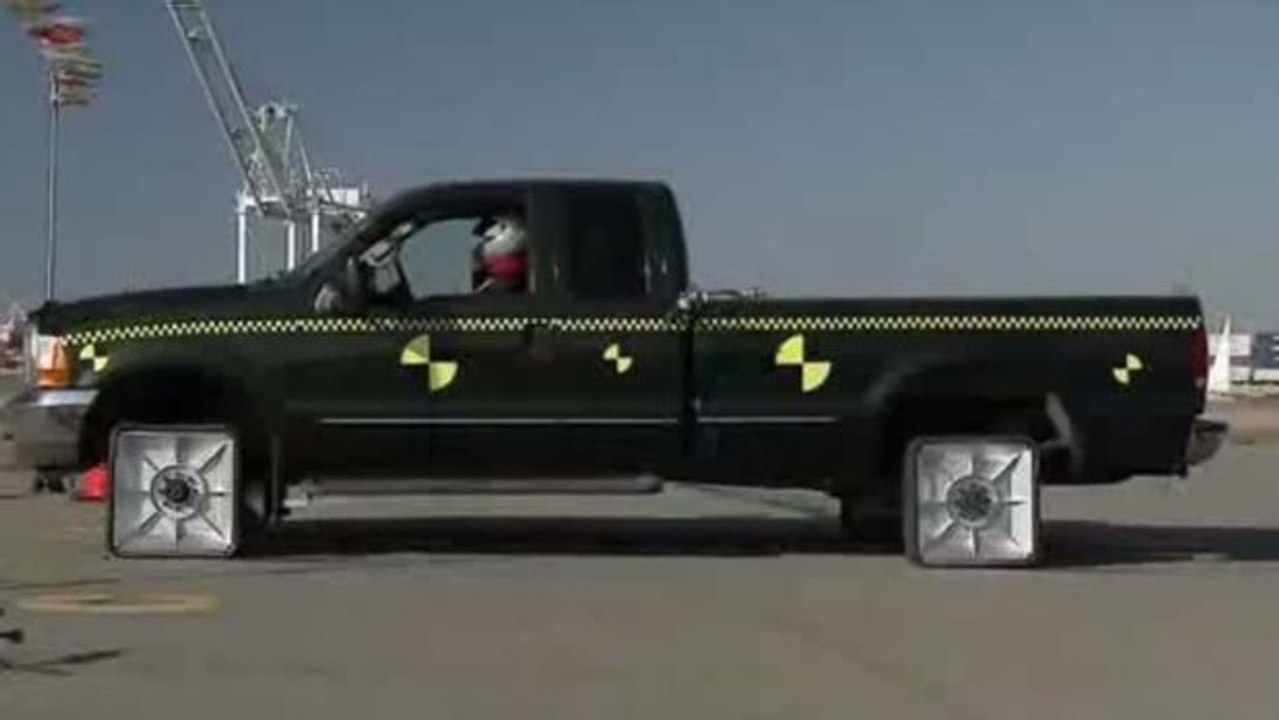 Kann ein Auto mit viereckigen Reifen fahren?