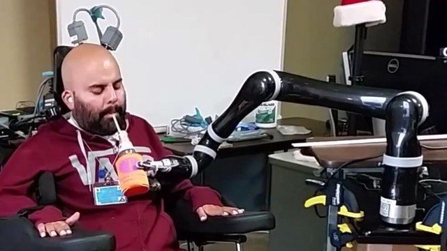 Un tétraplégique parvient à contrôler un bras artificiel par la pensée