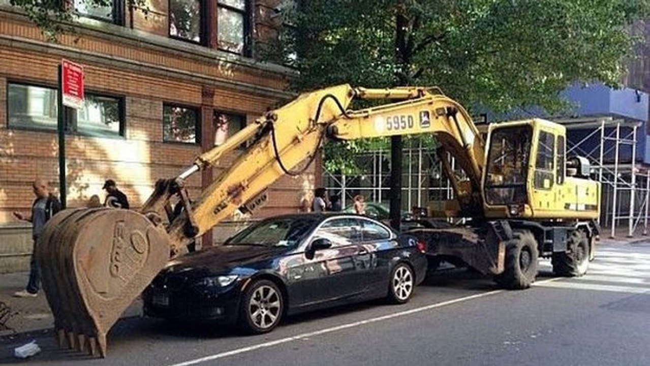 Das Auto hat falsch geparkt: Der Baggerfahrer kennt keine Gnade