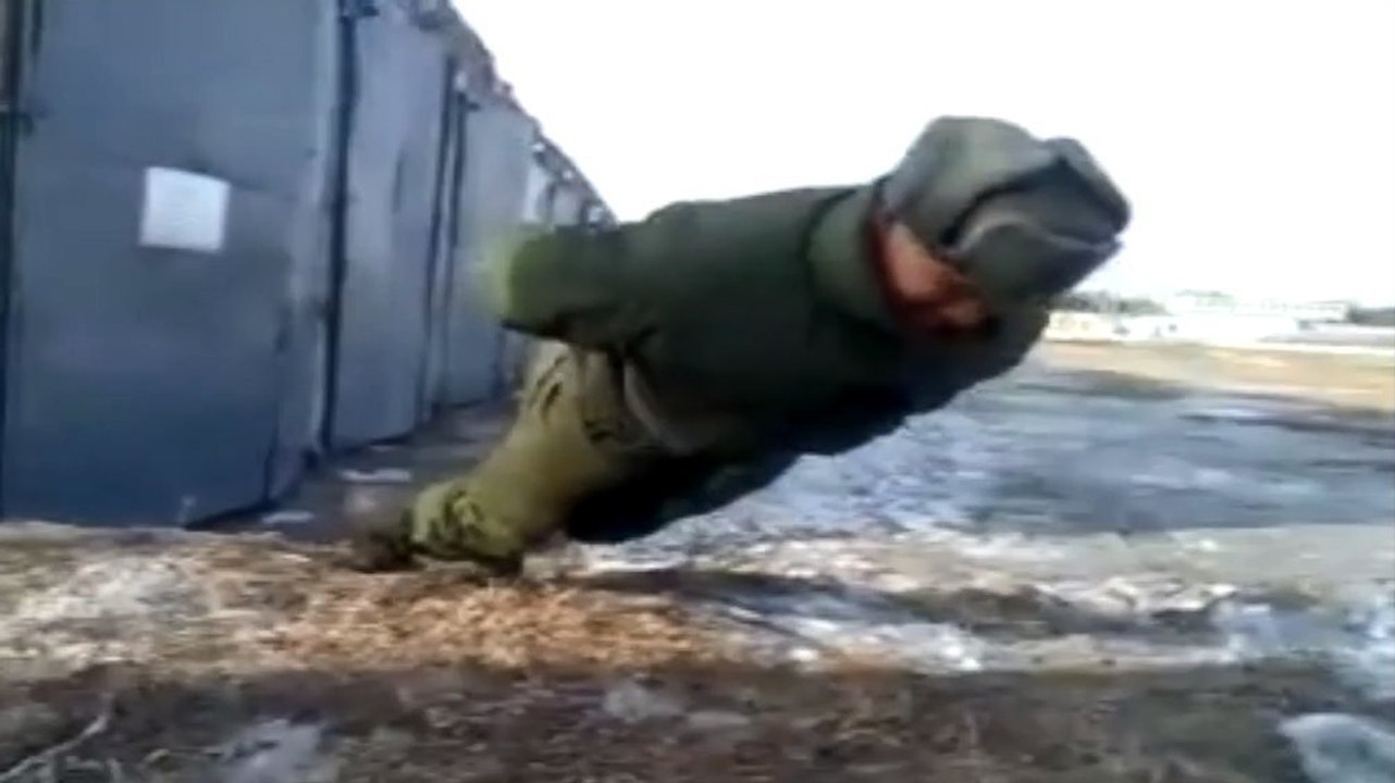 Diese Russen machen Liegestütze ohne Arme